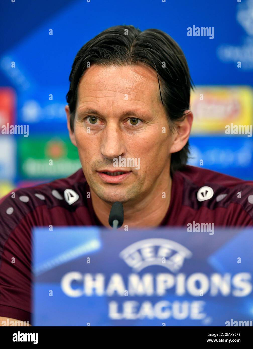 Leverkusen's head coach Roger Schmidt, center right, embraces Leverkusen's  Tin Jedvaj after the Champions League group C soccer match between Bayer 04  Leverkusen and Zenit in Leverkusen, Germany, Wednesday, Oct. 22, 2014.(AP