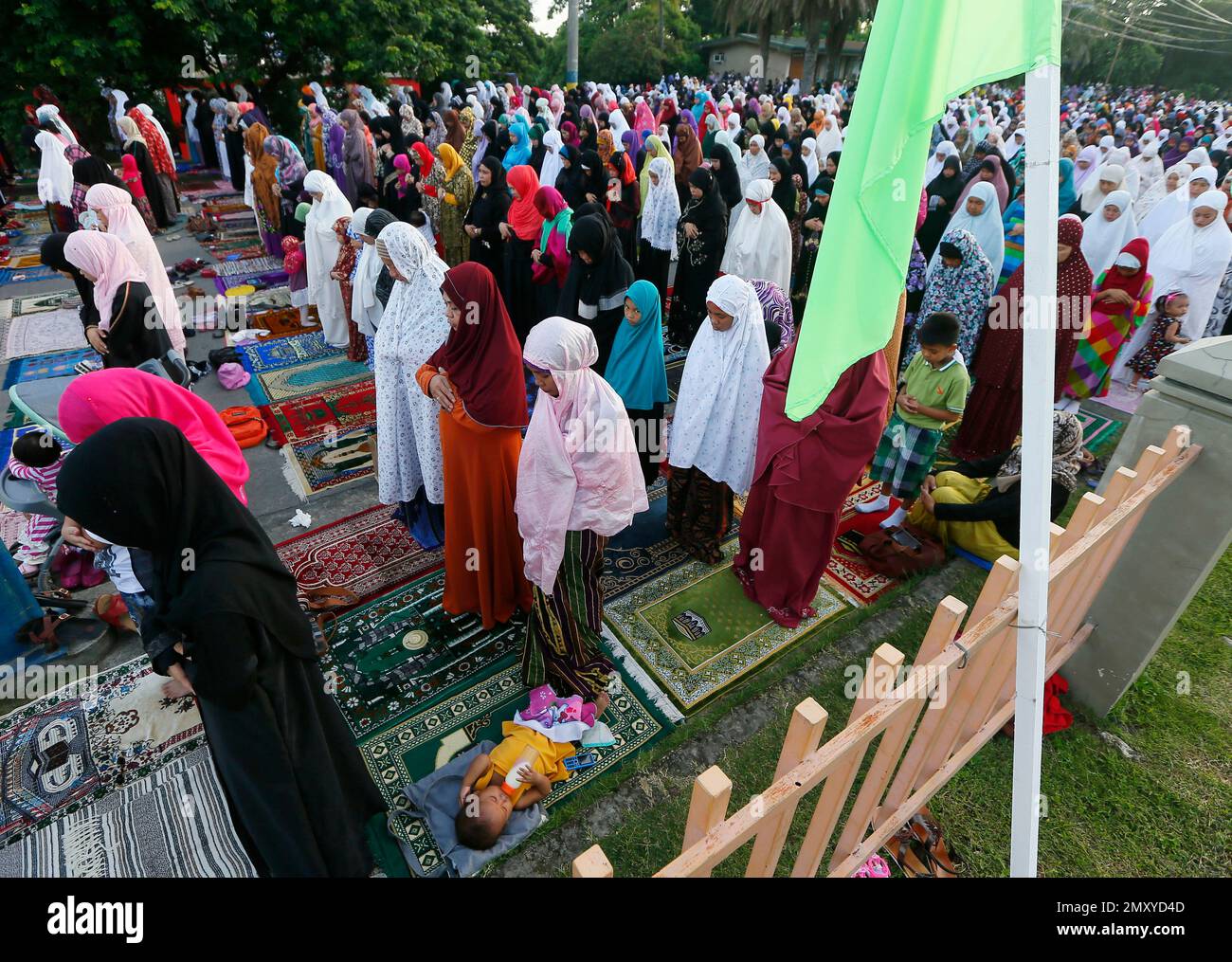 Filipino Muslims pray to mark Eid al-Adha (Feast of the Sacrifice) at ...