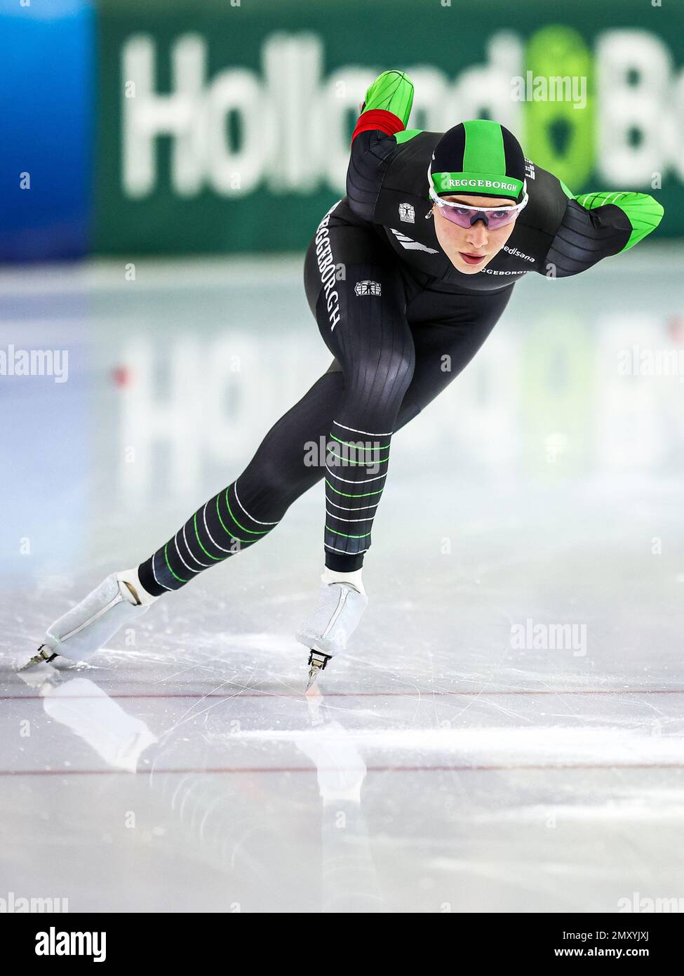 HERENVEEN - Michelle de Jong in action in the first 500 meters during the second day of the NK distances in Thialf. ANP VINCENT JANNINK Stock Photo