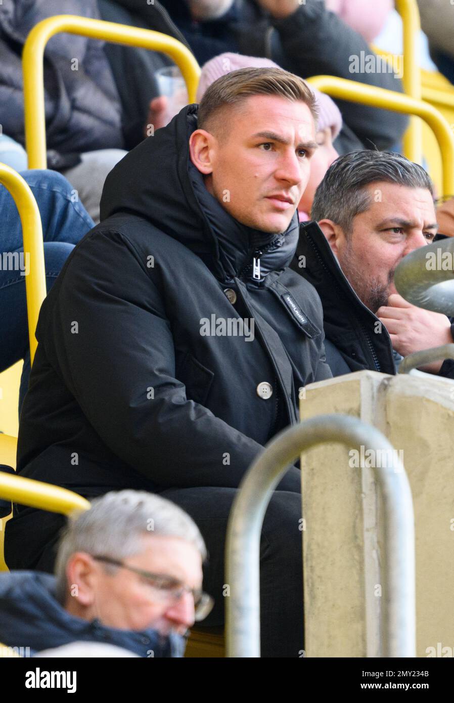 Dresden, Germany. 15th Nov, 2020. Football: 3rd division, SG Dynamo Dresden  - TSV 1860 Munich, 10th matchday, at the Rudolf-Harbig-Stadium Dynamos  Yannick Stark (3rd from left) cheers after his goal for 1:1