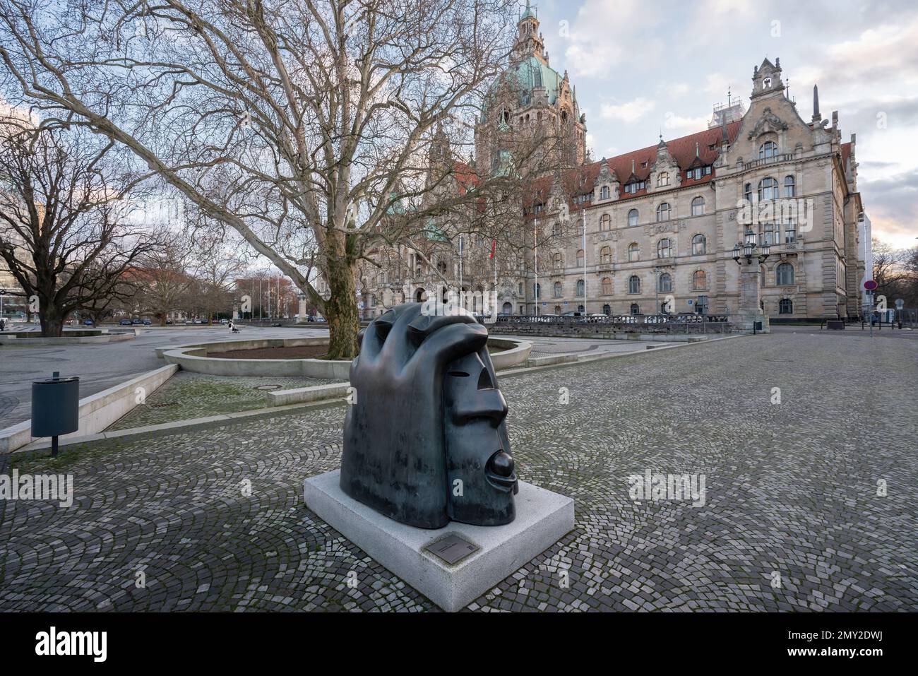 Grosser verletzter Kopf (Big injured head) Sculpture by Rainer Kriester with New Town Hall - Hanover, Lower Saxony, Germany Stock Photo