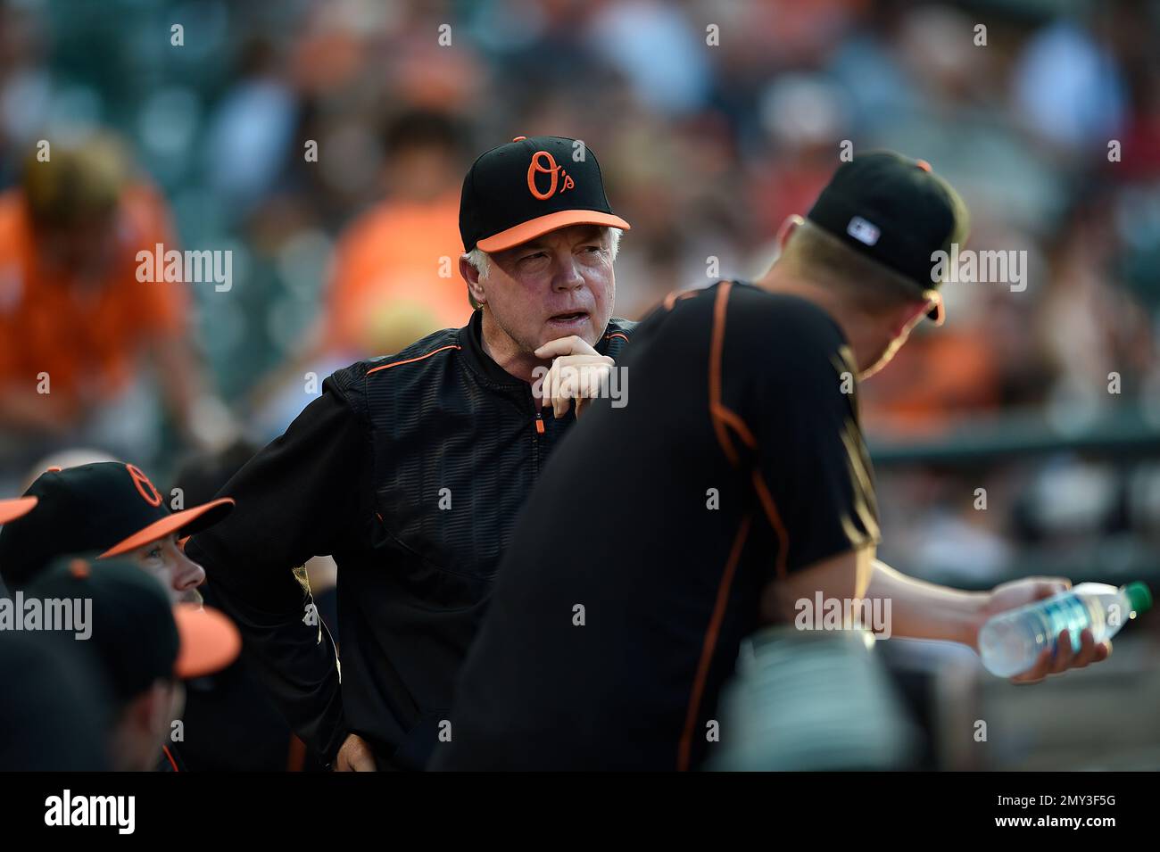 Baltimore Orioles manager Buck Showalter talks with players before