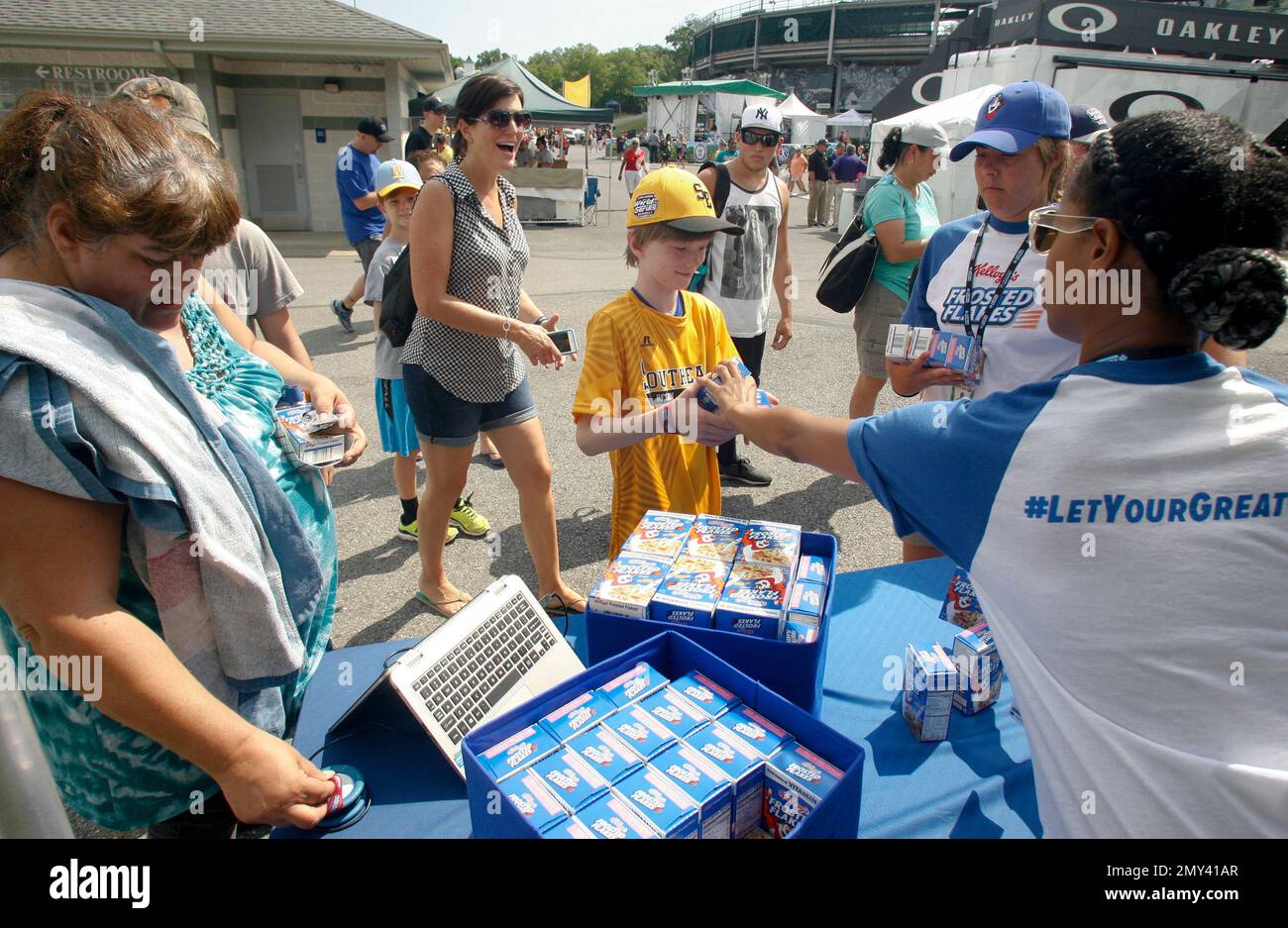 IMAGE DISTRIBUTED FOR KELLOGG’S FROSTED FLAKES Fans enjoy Kellogg’s