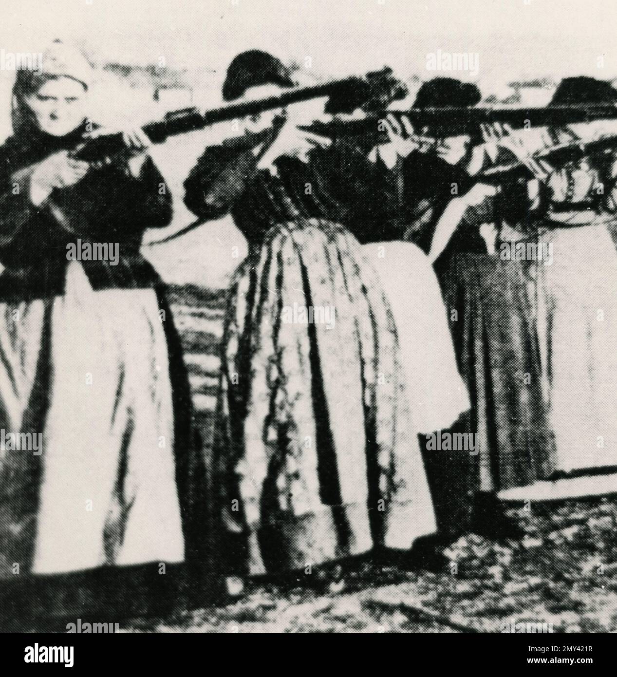 Serbian women practicing rifle use during the 1908 crisis Stock Photo