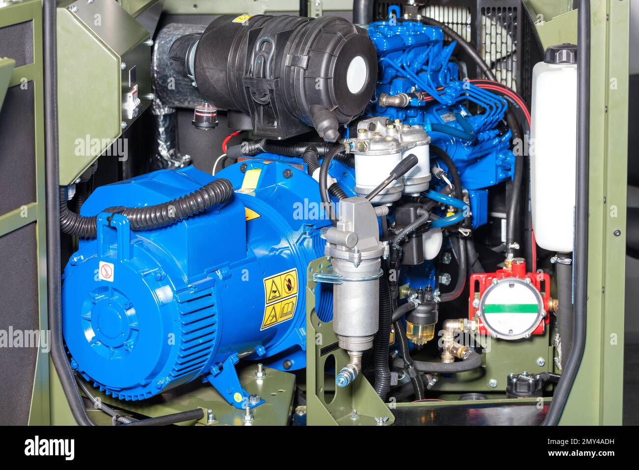 A fragment of an internal combustion engine is compactly installed on