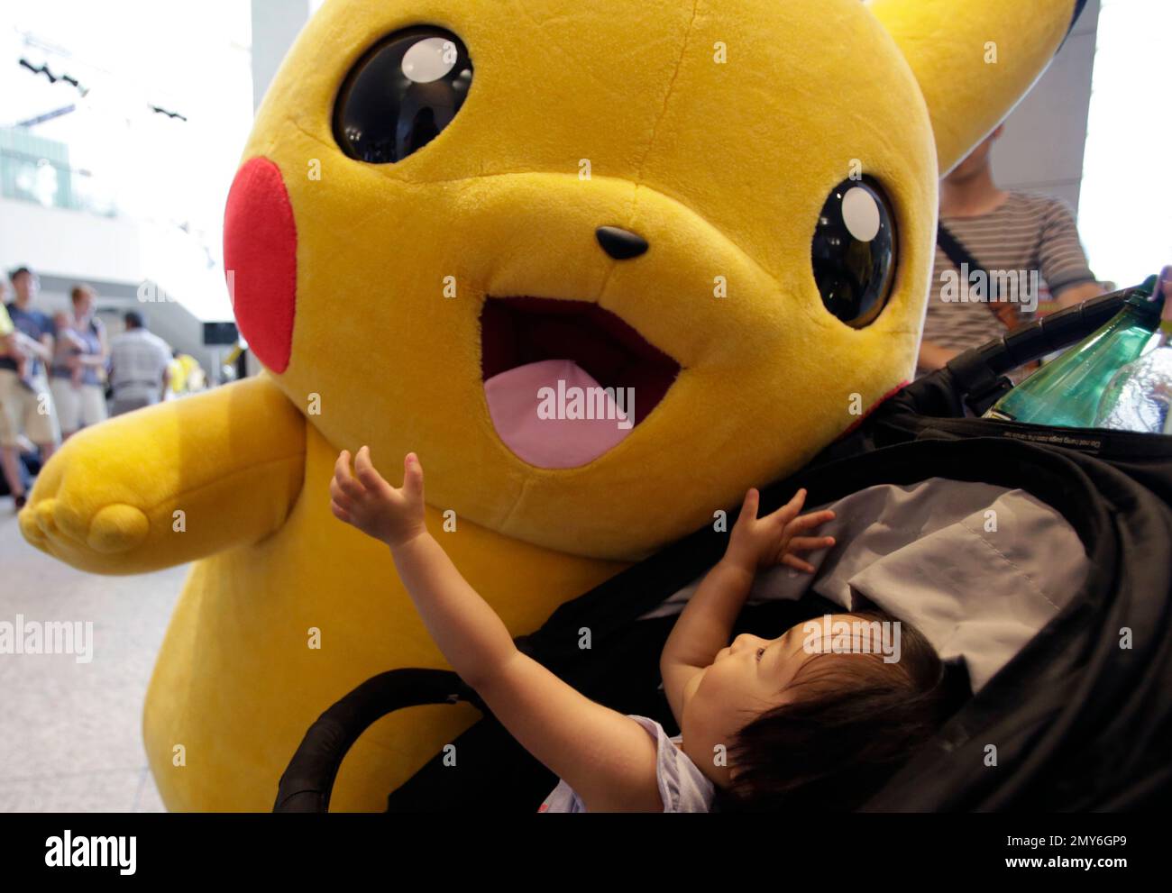 imagina Doctor en Filosofía Minúsculo A girl on a baby stroller plays with Pokemon character Pikachu during a  special gathering event of Pikachu at Minatomirai shopping district in  Yokohama, near Tokyo, Wednesday, Aug. 10, 2016. (AP Photo/Shizuo