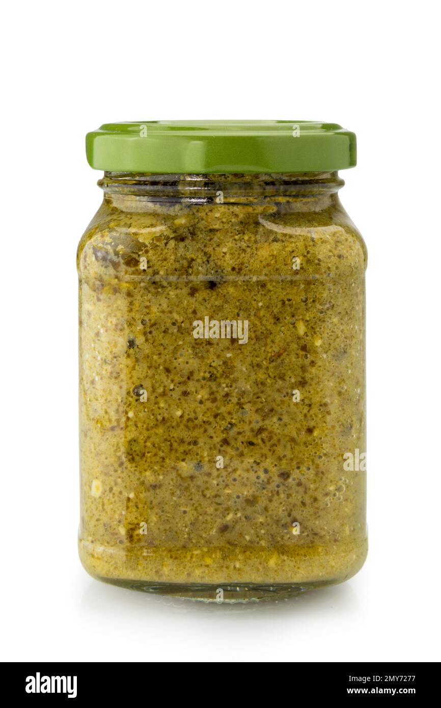 stål Er deprimeret stramt Glass jar of pesto alla genovese isolated on white, clipping path included.  Basil and pine nut sauce and olive oil Stock Photo - Alamy