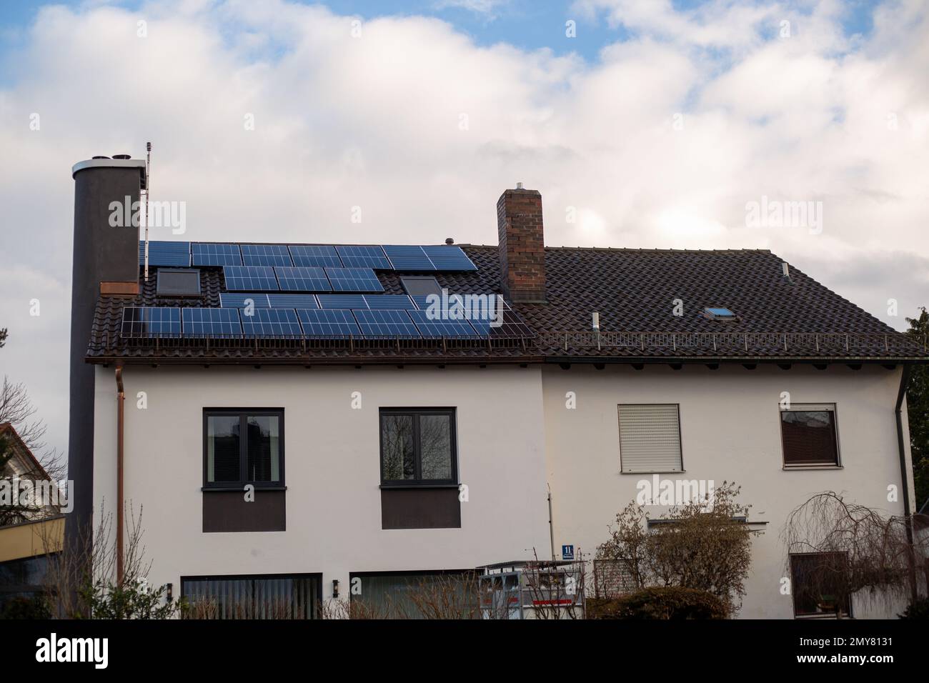Munich, Germany. 04th Feb, 2023. Haus mit Photovoltaikanlage auf dem Dach am 4.2.2023 in München. Mieten steigen, Immobilienpreise sinken. -- Residential property with solar panels on the roof seen on February 4, 2023 in Munich, Germany. (Photo by Alexander Pohl/Sipa USA) Credit: Sipa USA/Alamy Live News Stock Photo