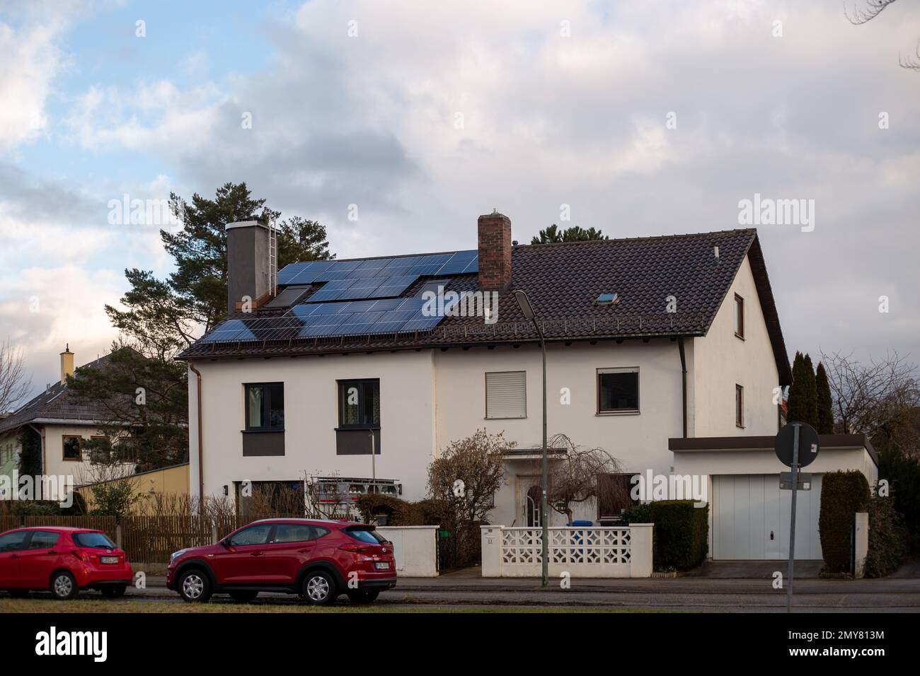 Munich, Germany. 04th Feb, 2023. Haus mit Photovoltaikanlage auf dem Dach am 4.2.2023 in München. Mieten steigen, Immobilienpreise sinken. -- Residential property with solar panels on the roof seen on February 4, 2023 in Munich, Germany. (Photo by Alexander Pohl/Sipa USA) Credit: Sipa USA/Alamy Live News Stock Photo