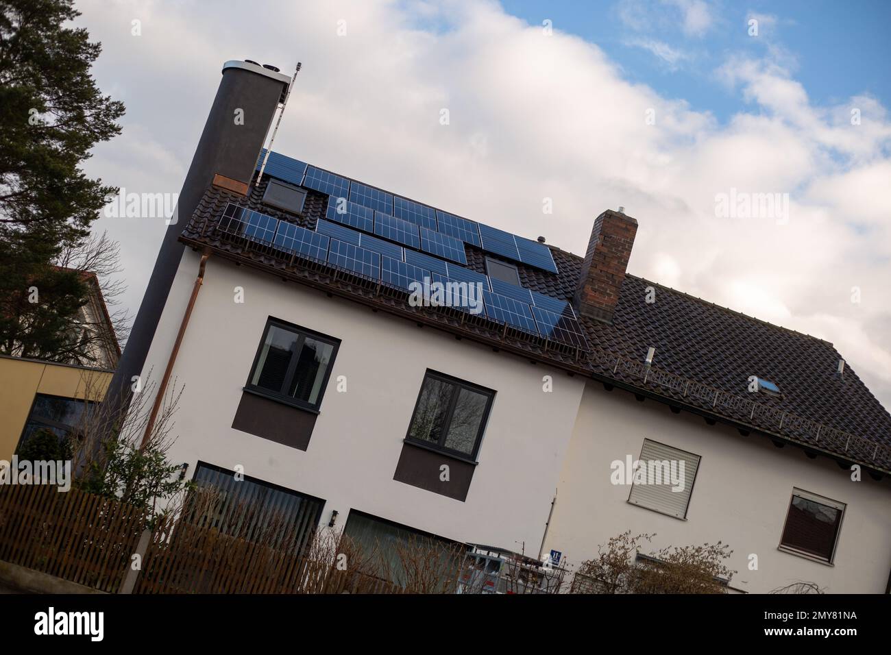 Munich, Germany. 04th Feb, 2023. Haus mit Photovoltaikanlage auf dem Dach am 4.2.2023 in München. Mieten steigen, Immobilienpreise sinken. -- Residential property with solar panels on the roof seen on February 4, 2023 in Munich, Germany. (Photo by Alexander Pohl/Sipa USA) Credit: Sipa USA/Alamy Live News Stock Photo