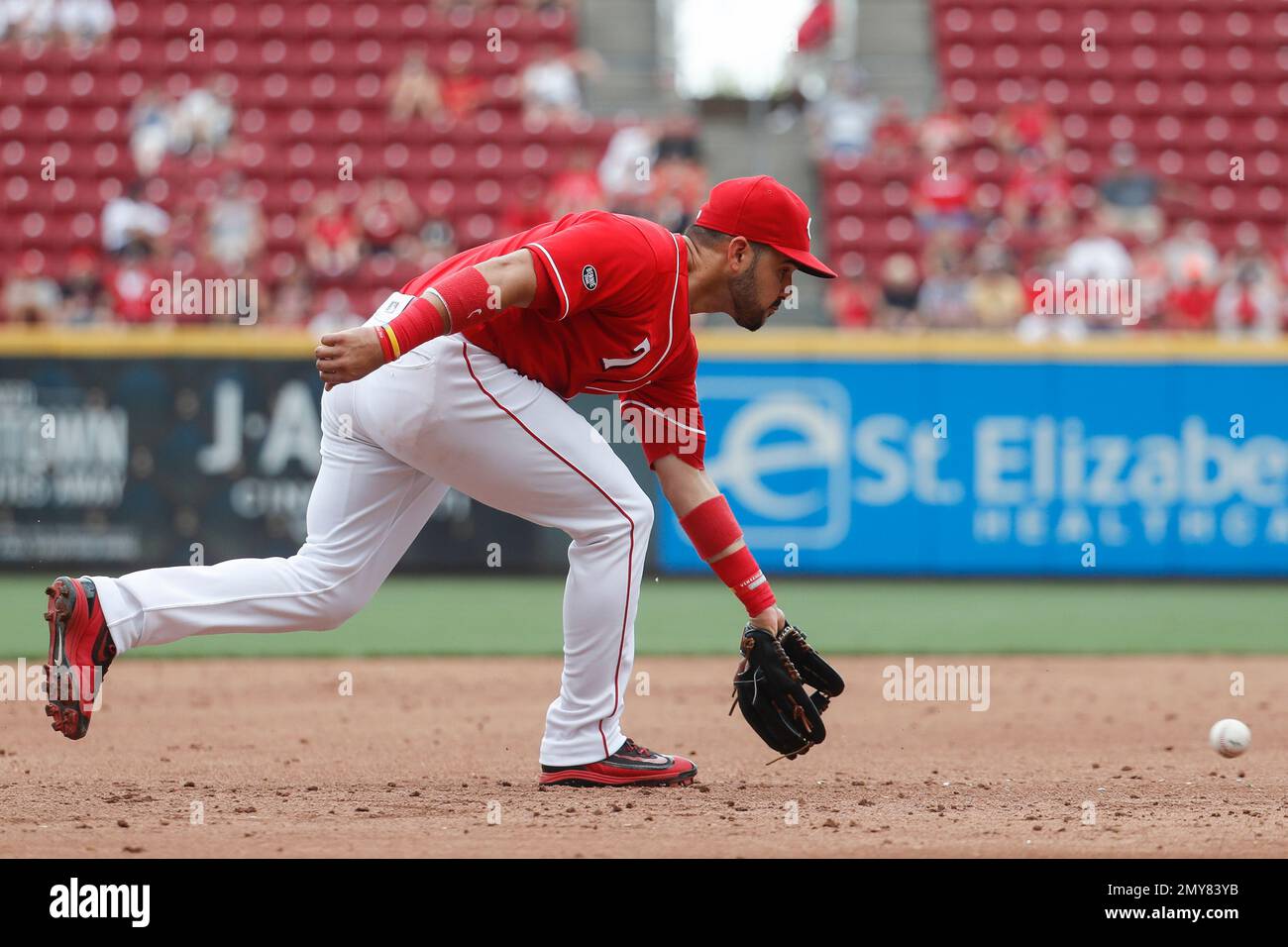 Cincinnati Reds third baseman Eugenio Suarez fields out St. Louis