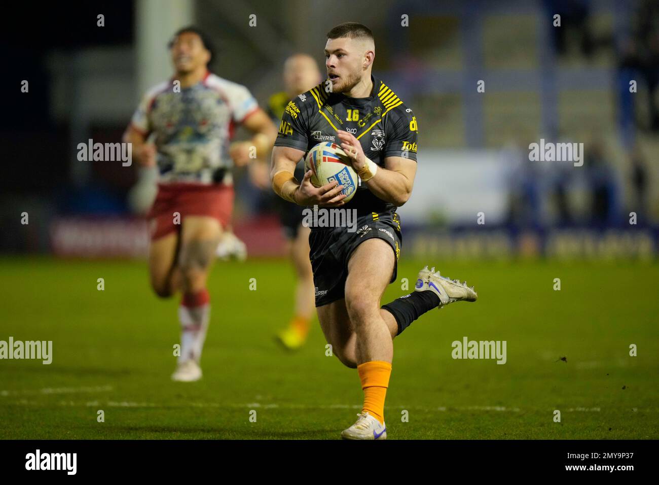Danny Walker #16 of Warrington Wolves makes a break during the Rugby ...