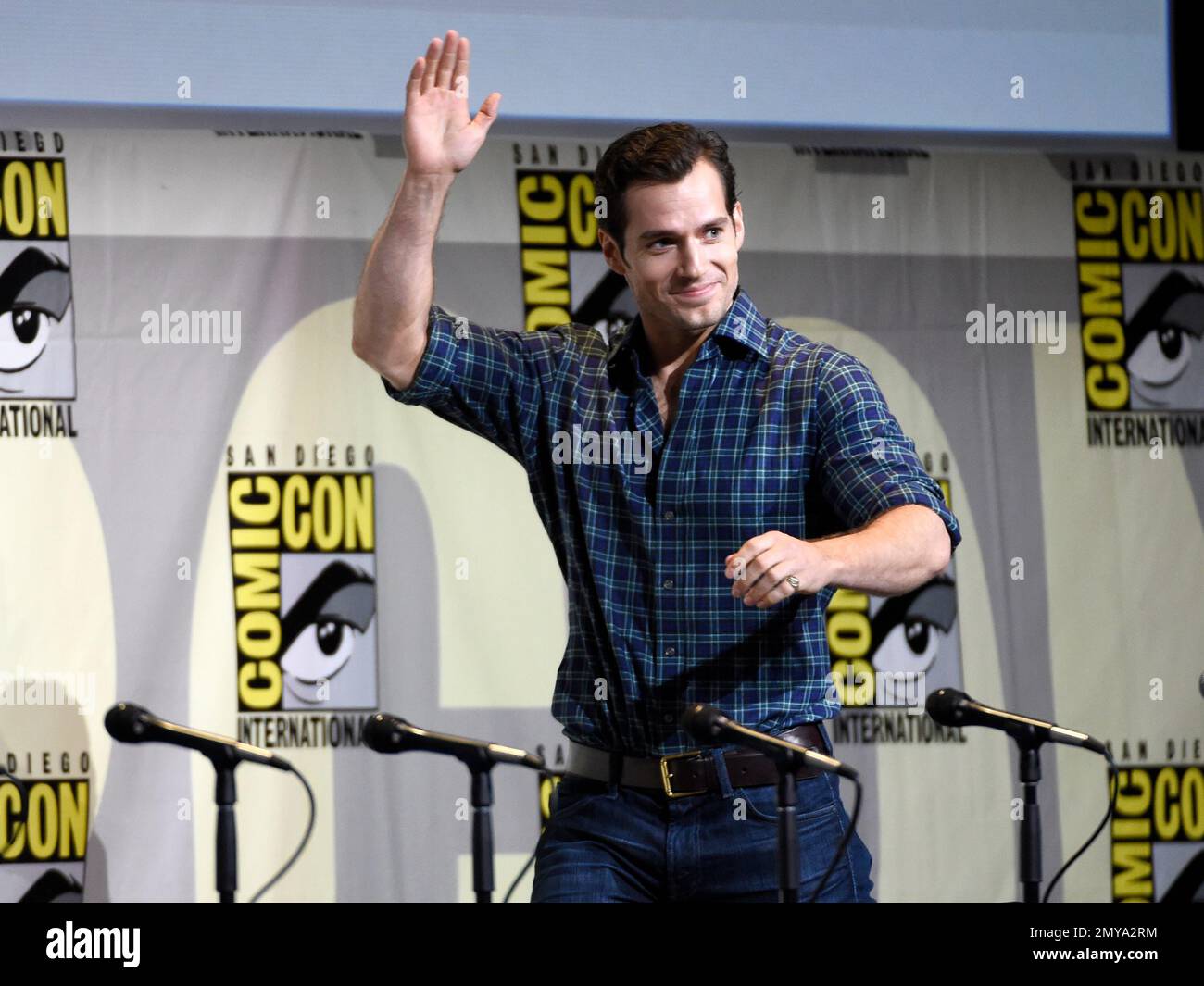 SDCC 2016: Watch 'Superman' star Henry Cavill walk the San Diego