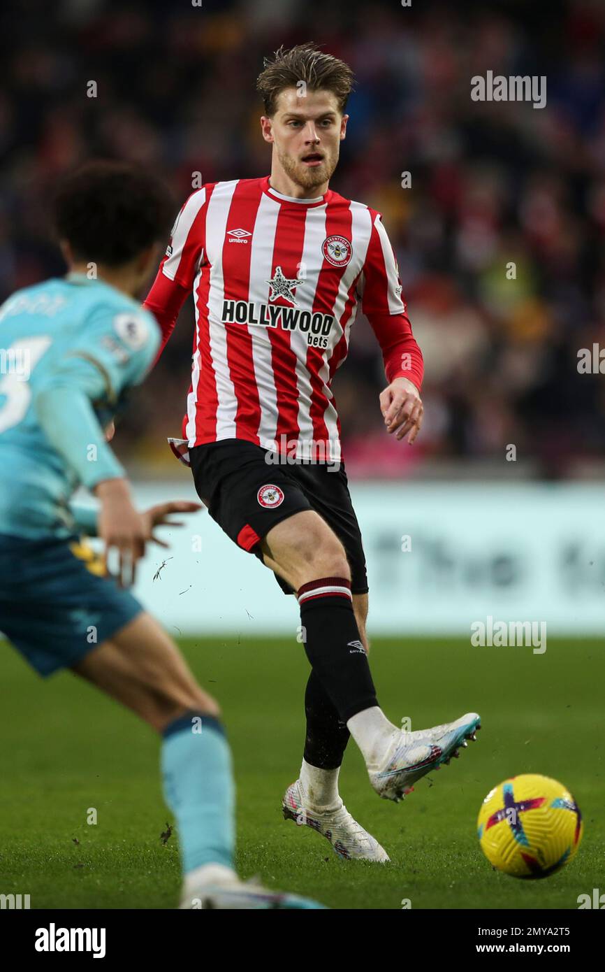 Mathias Jensen of Brentford on the ball during the Premier League match between Brentford and Southampton at the Gtech Community Stadium, Brentford on Saturday 4th February 2023. (Photo: Tom West | MI News) Credit: MI News & Sport /Alamy Live News Stock Photo