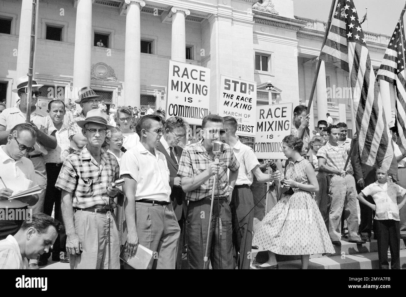 Crowd at Arkansas State Capitol protesting integration of Central High School, with signs reading 'Race mixing is Communism' and 'Stop the race mixing,' Little Rock, Arkansas, USA, John T. Bledsoe, U.S. News & World Report Magazine Photograph Collection, August 20, 1959 Stock Photo
