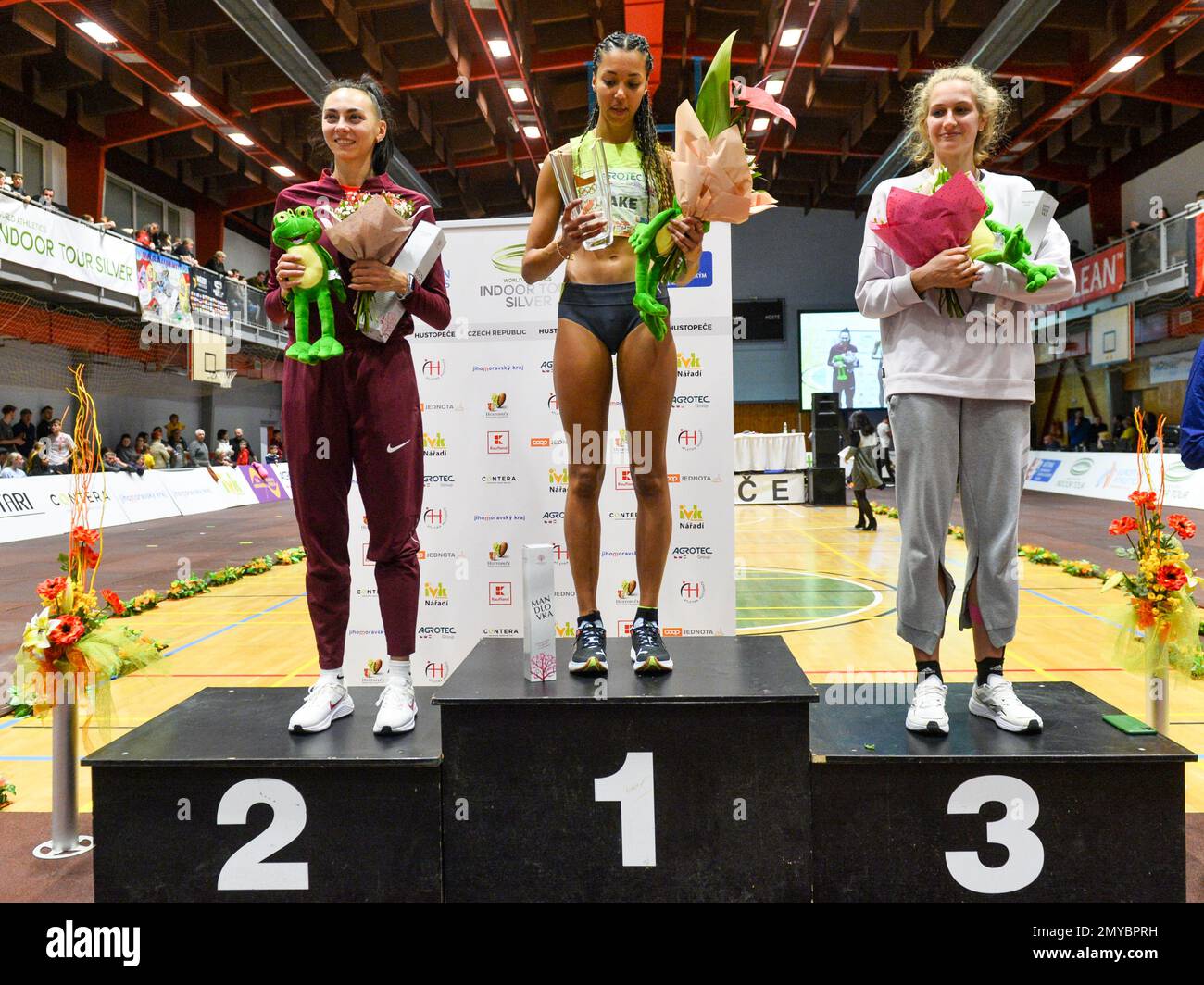 From left second Iryna Gerashchenko of Ukraine, winner Lake of