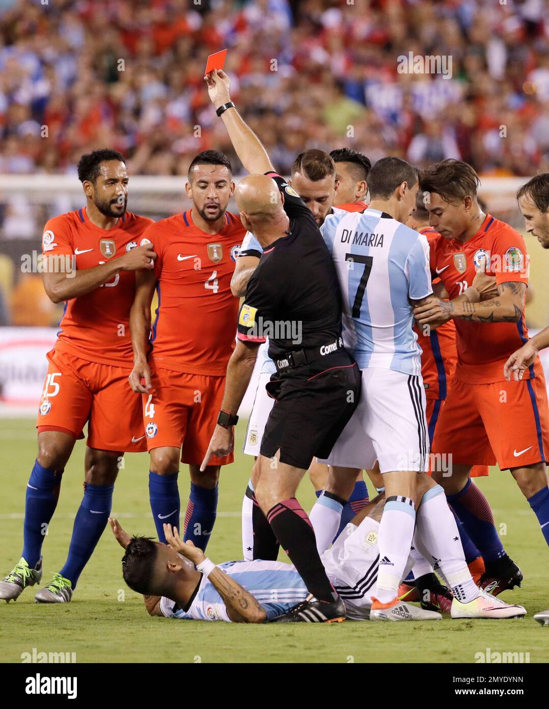 Brig Kakadu salgsplan Referee Heber Lopes of Brazil points to Argentina's Marcos Rojo (16) as he  gives him a red card during the first half of the Copa America Centenario  championship soccer match, Sunday, June