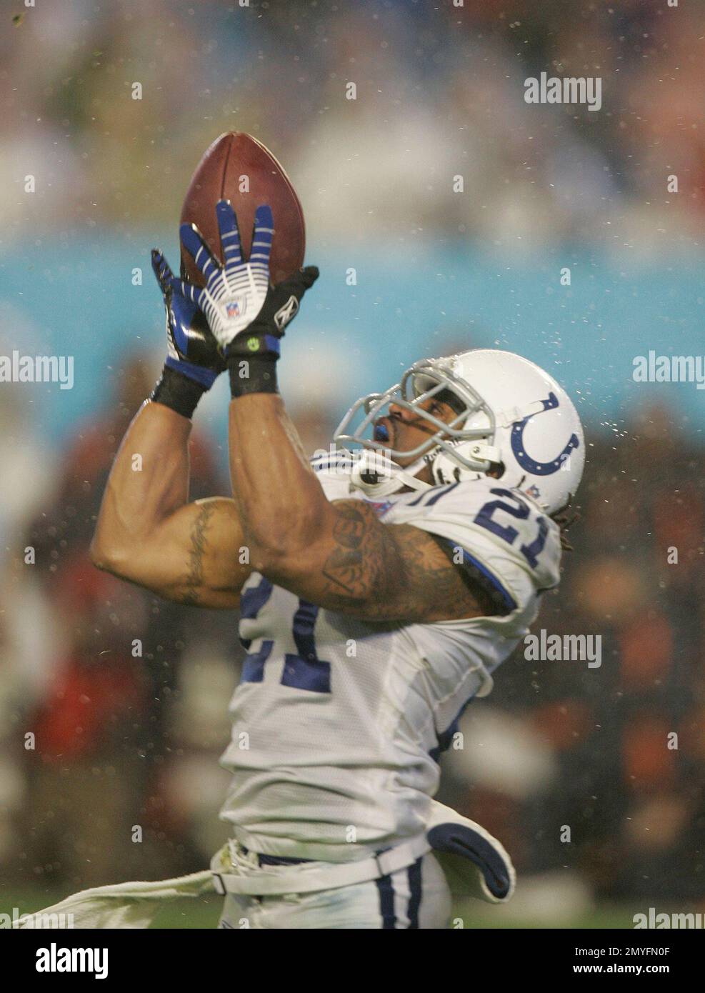 Indianapolis Colts safety Bob Sanders catches a ball during Super Bowl XLI  at Dolphin Stadium in Miami, Sunday, Feb. 4, 2007. (AP Photo/Michael Conroy  Stock Photo - Alamy