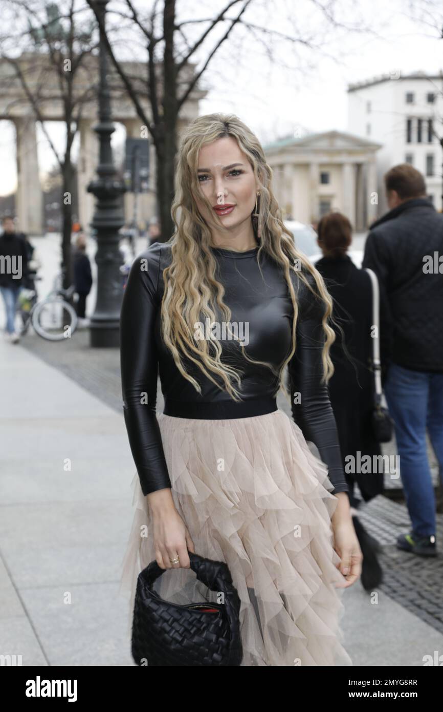 Christine Evers bei der Anja Gockel Fashion Show 'seven senses' auf der Berlin Fashion Week Autumn/Winter 2023 im Hotel Adlon Kempinski. Berlin, 18.01 Stock Photo