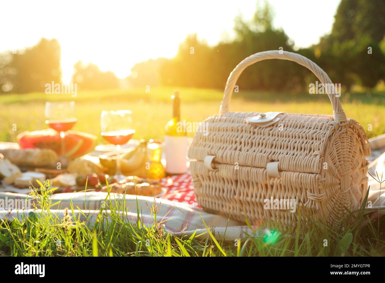 Picnic basket food drinks hi-res stock photography and images - Alamy