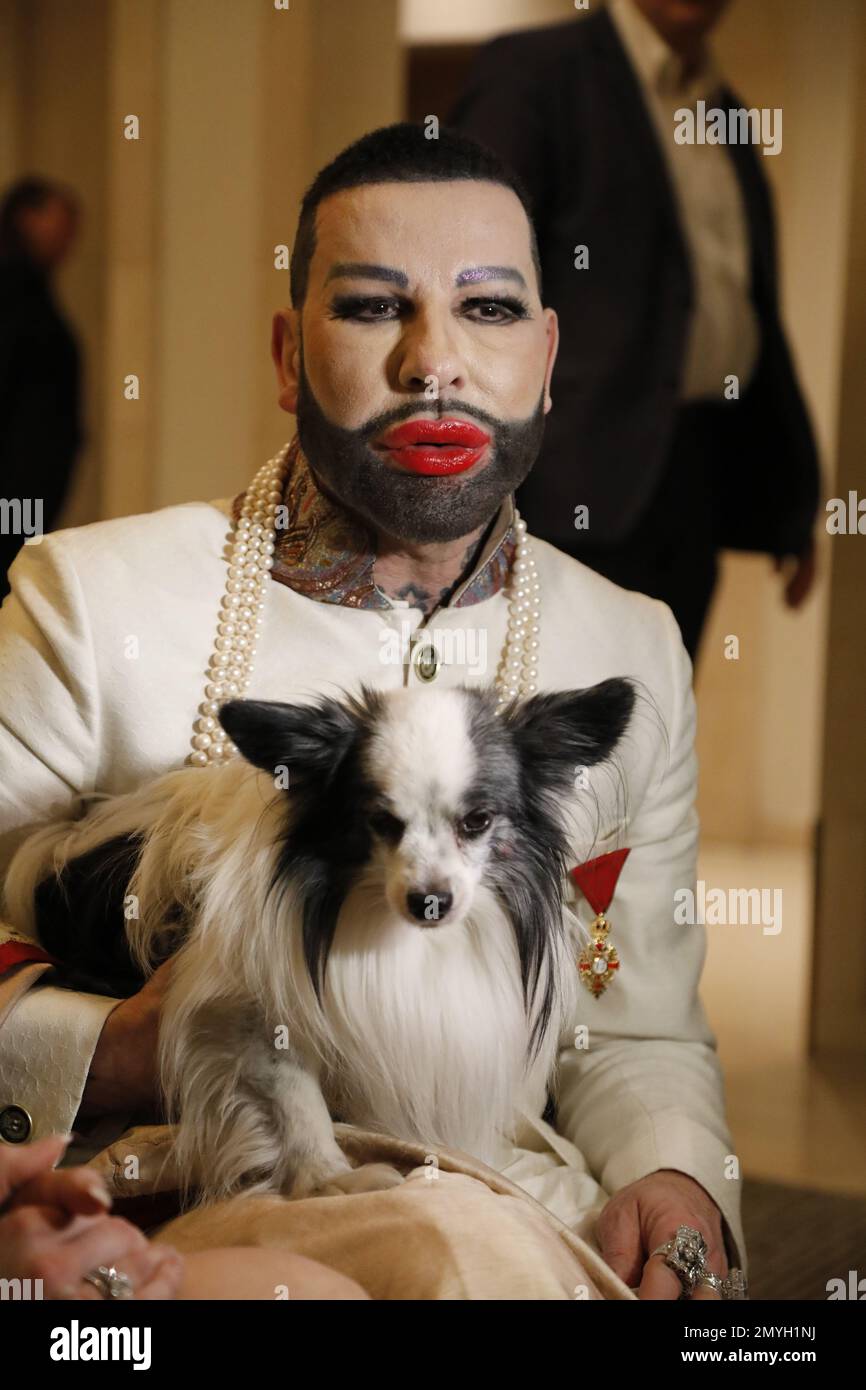 Harald Glööckler mit Hund Billy King bei der Anja Gockel Fashion Show ...