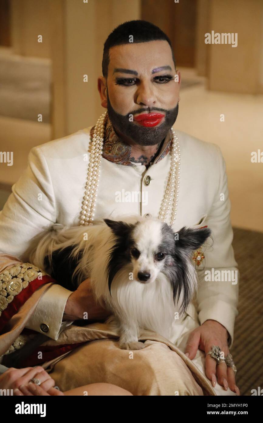 Harald Glööckler mit Hund Billy King bei der Anja Gockel Fashion Show ...