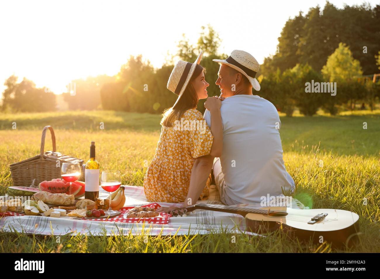Couple having picnic in park hi-res stock photography and images - Alamy
