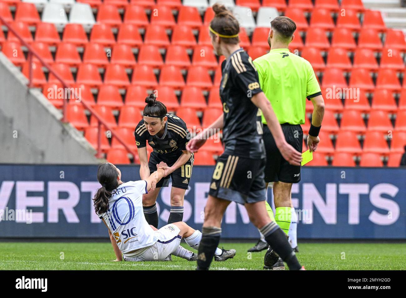 Womens soccer league getting card hi-res stock photography and images ...
