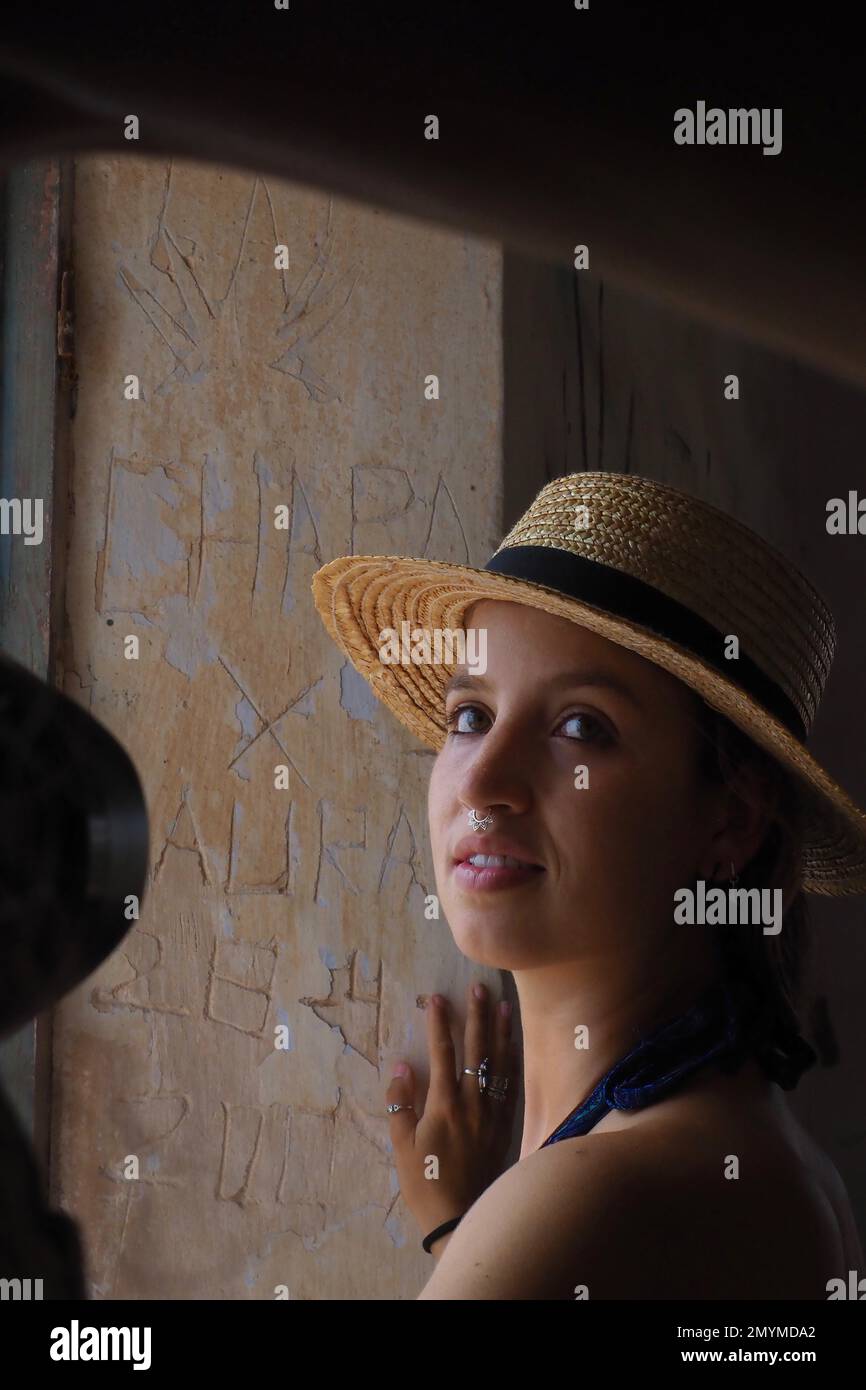 Straw hat looks hi-res stock photography and images - Alamy
