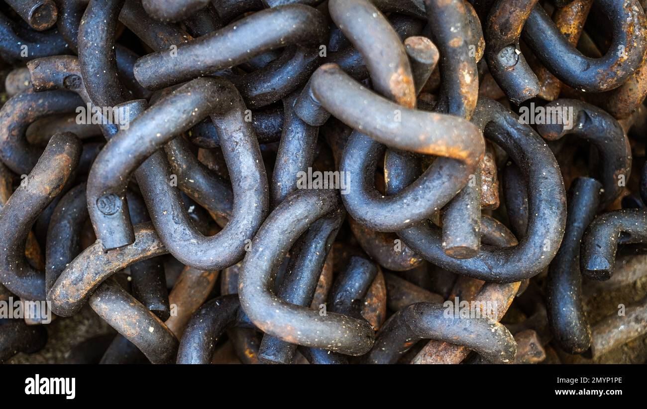 Pile metal chain steel hi-res stock photography and images - Alamy