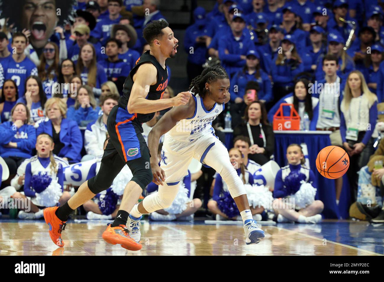 Florida's Myreon Jones, left, and Kentucky's Cason Wallace (22) watch as the ball goes out of