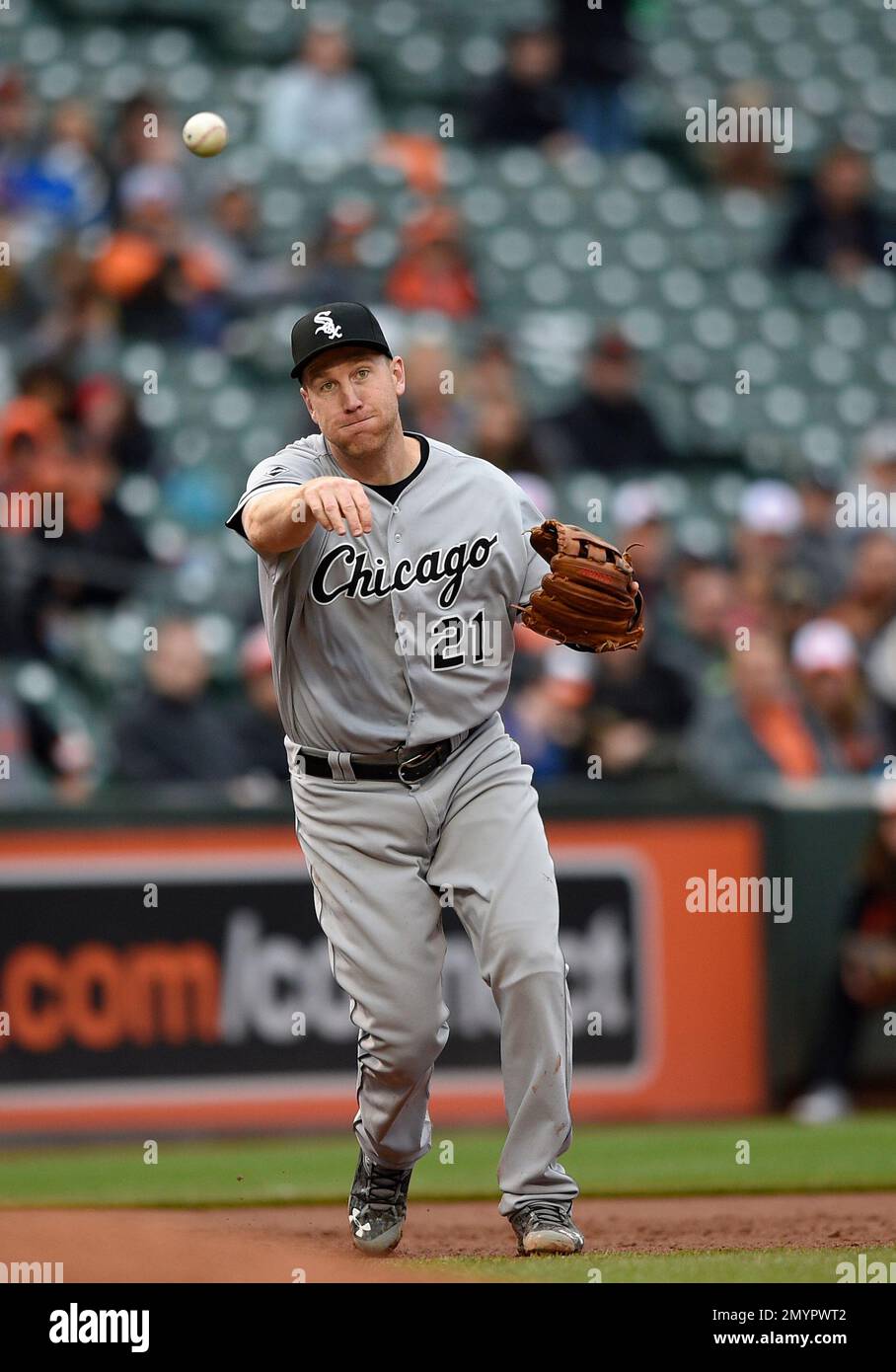 Chicago White Sox third baseman Todd Frazier (21) throws to first during a  baseball game against