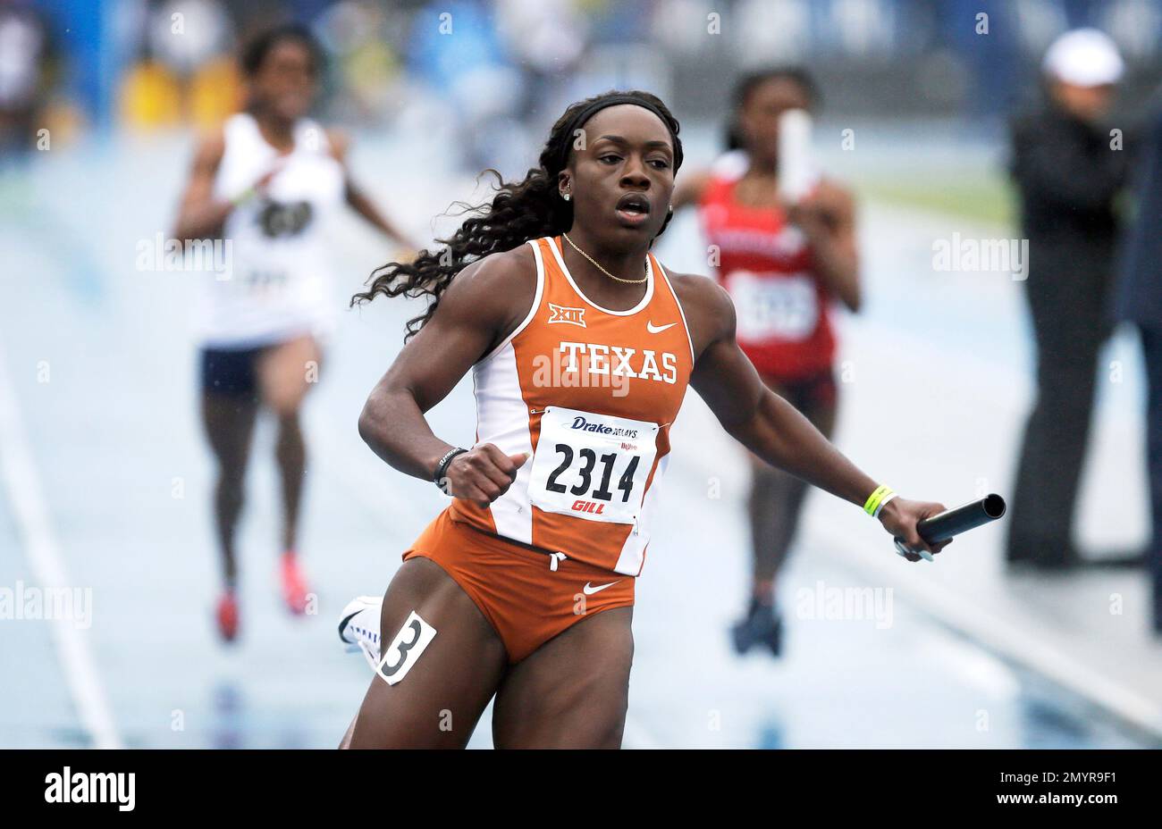 Texas' Morolake Akinosun anchors her team to victory in the 4 x 100