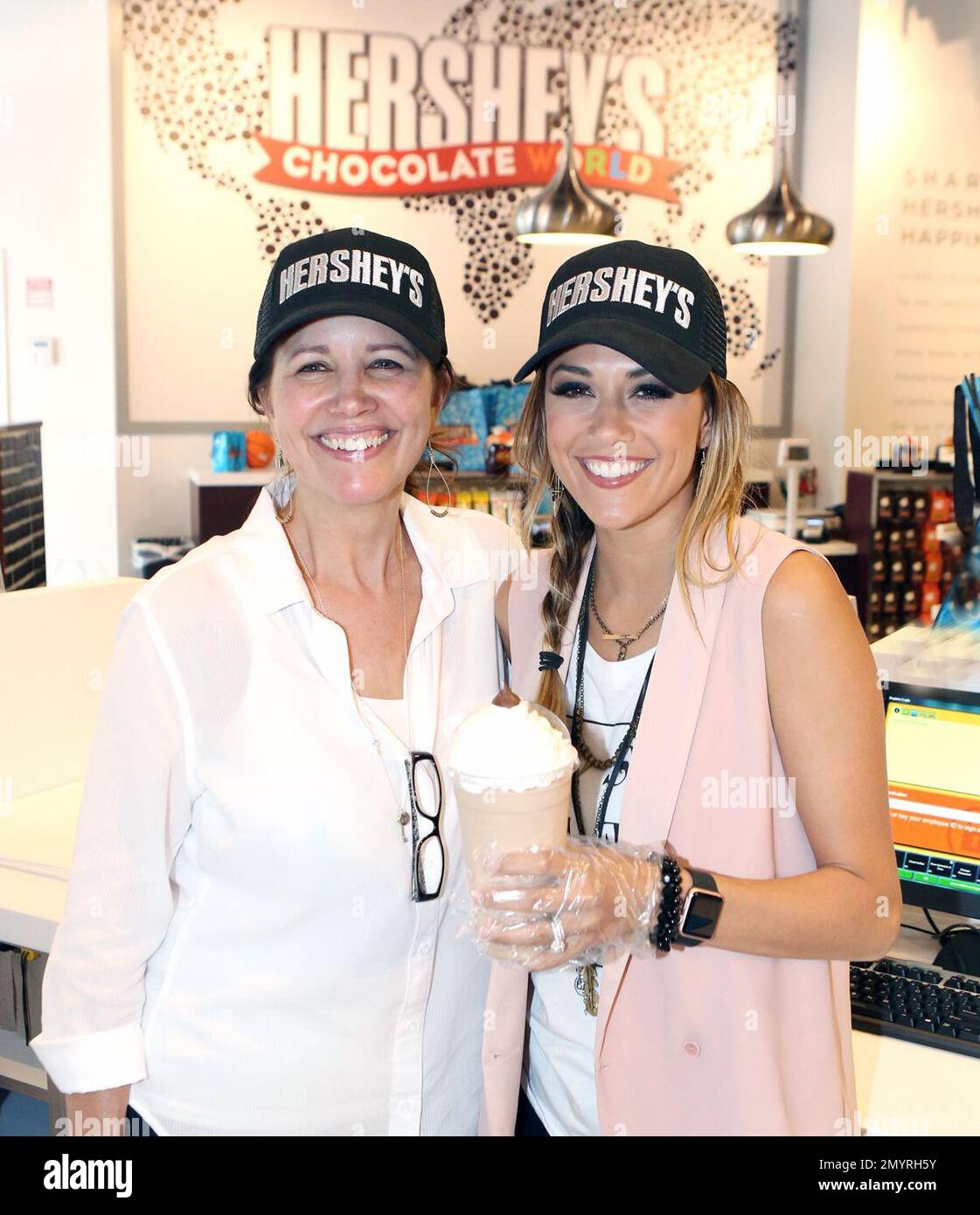 IMAGE DISTRIBUTED FOR HERSHEY'S - Academy of Country Music Awards New ...