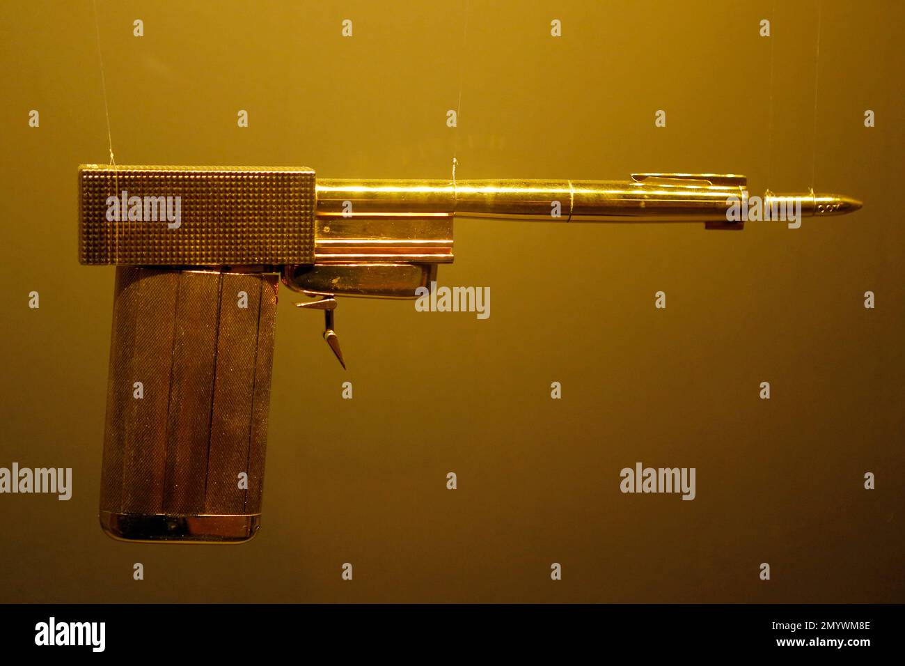 The golden gun Colibri inspired by the famous Colt Single Action Army ...