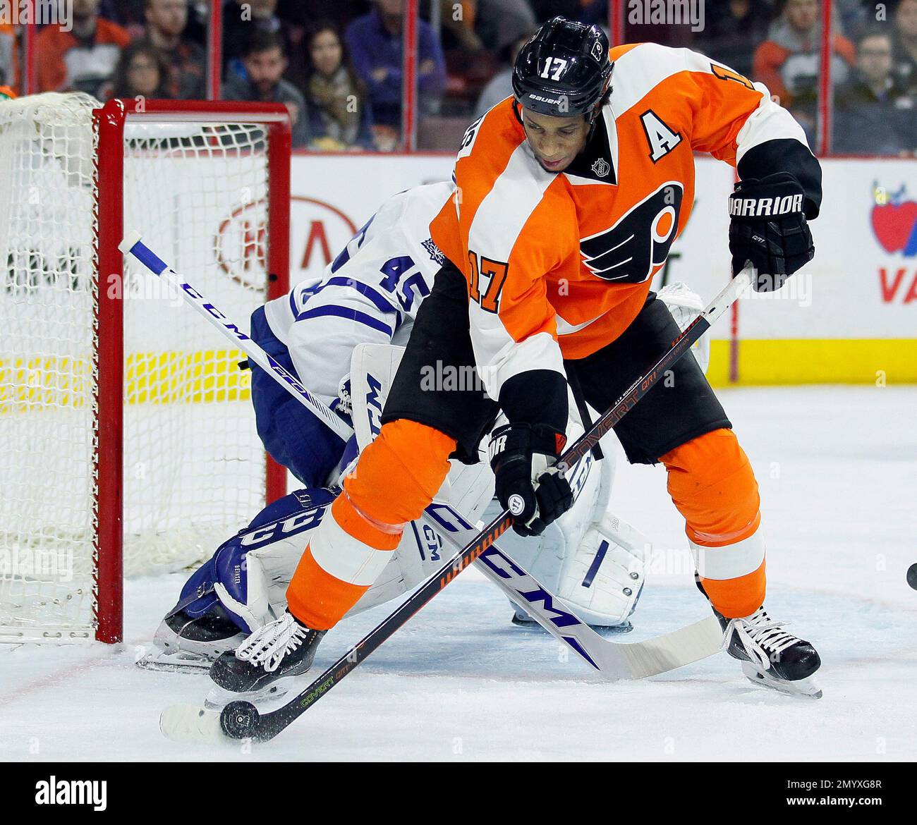 Philadelphia Flyers Wayne Simmonds has the puck on his stick but