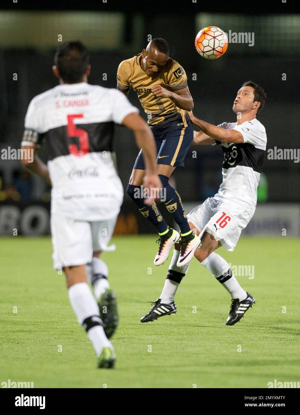 Mexico's Pumas Luis Quinones, center, heads the ball against Paraguay's  Olimpia Cristian Riveros, during a Copa Libertadores soccer match in Mexico  City, Wednesday, April 6, 2016. (AP Photo/Eduardo Verdugo Stock Photo -  Alamy