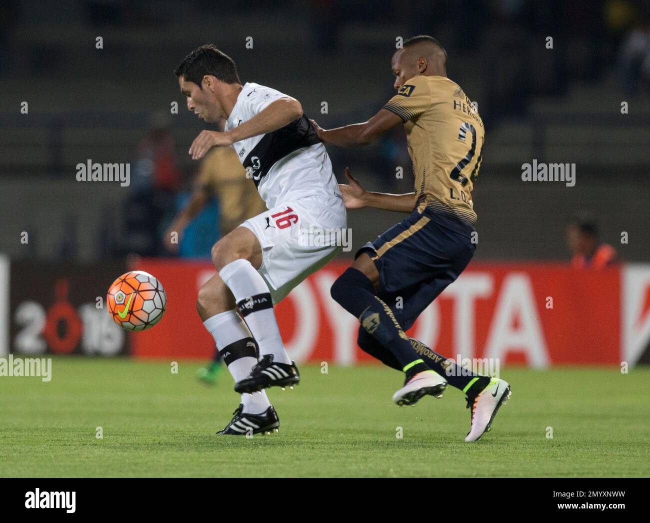 Mexico's Pumas Luis Quinones, center, heads the ball against Paraguay's  Olimpia Cristian Riveros, during a Copa Libertadores soccer match in Mexico  City, Wednesday, April 6, 2016. (AP Photo/Eduardo Verdugo Stock Photo -  Alamy