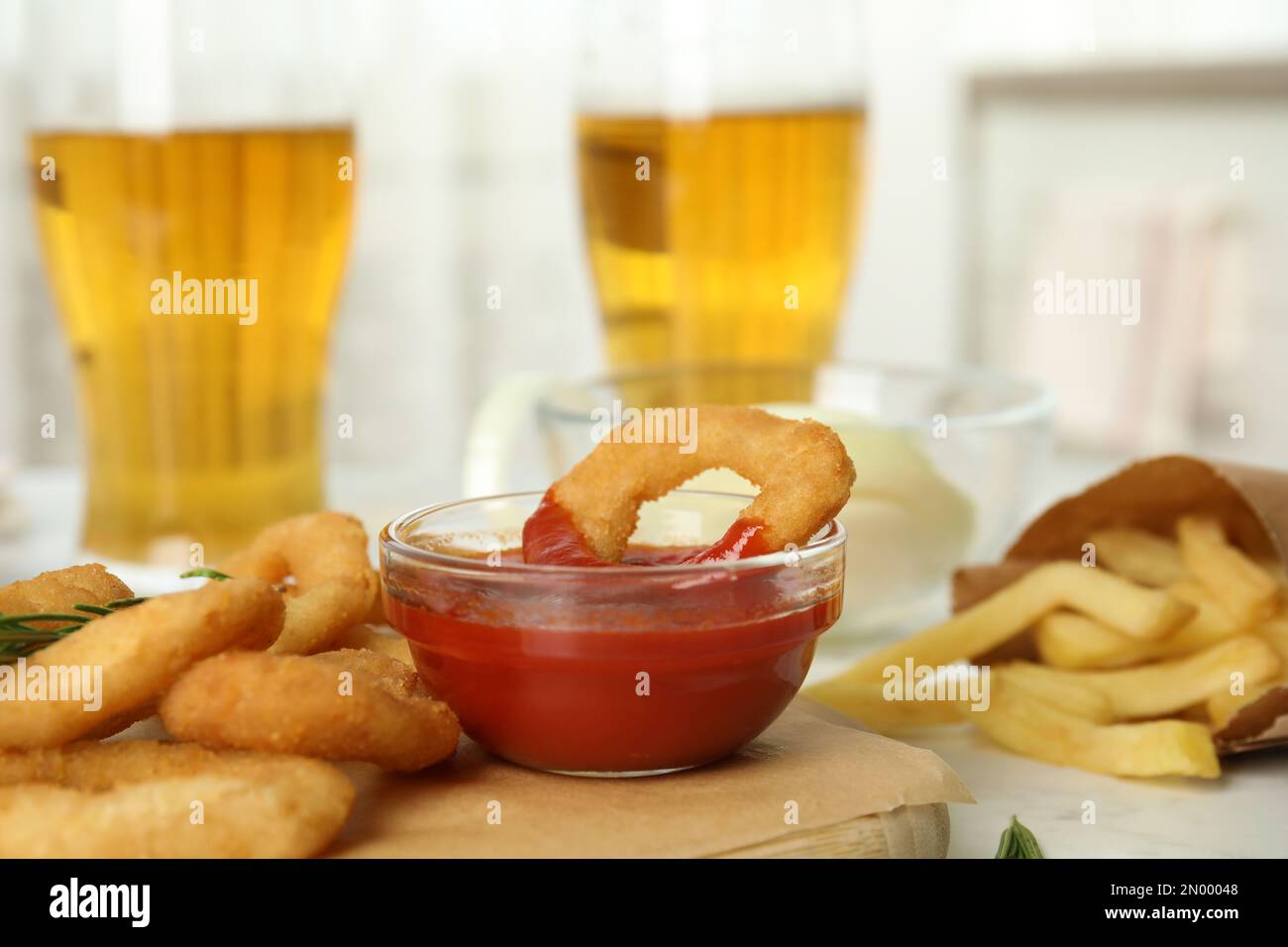 Fried beer batter onion rings hi-res stock photography and images - Alamy