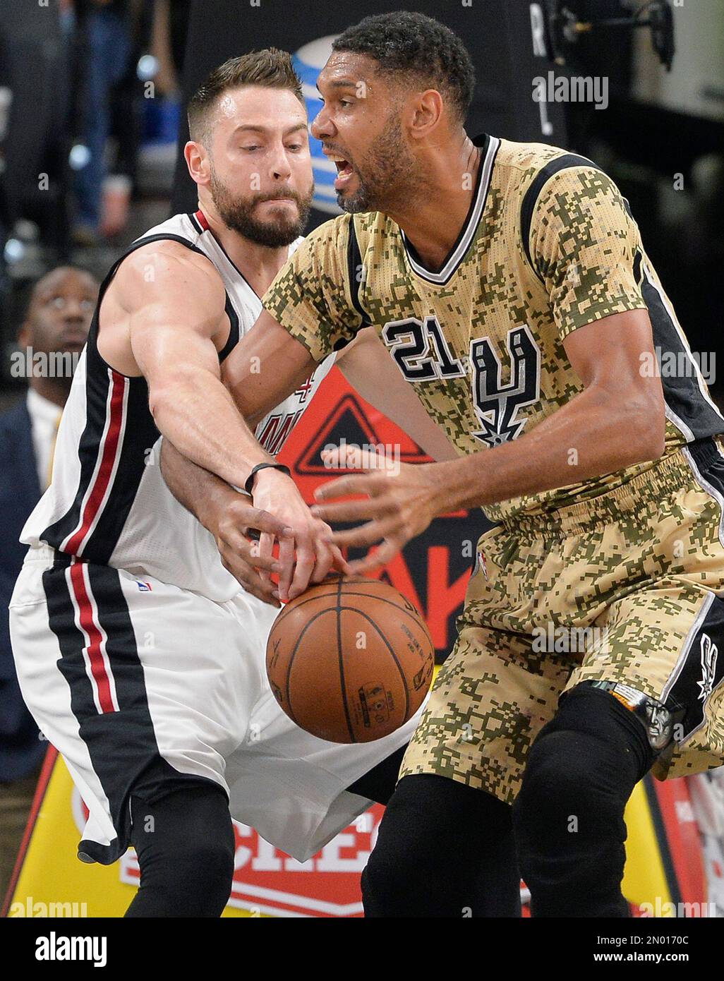 Miami Heat forward Josh McRoberts, left, pokes the ball away from San  Antonio Spurs forward Tim Duncan during the first half of an NBA basketball  game, Wednesday, March 23, 2016, in San