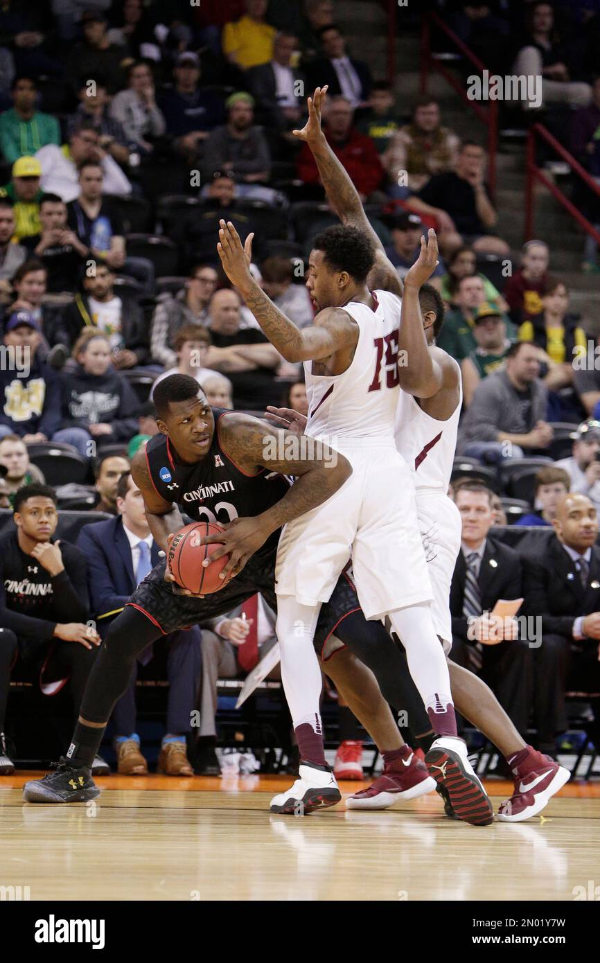 Cincinnati forward Coreontae DeBerry (22) looks to pass around Saint