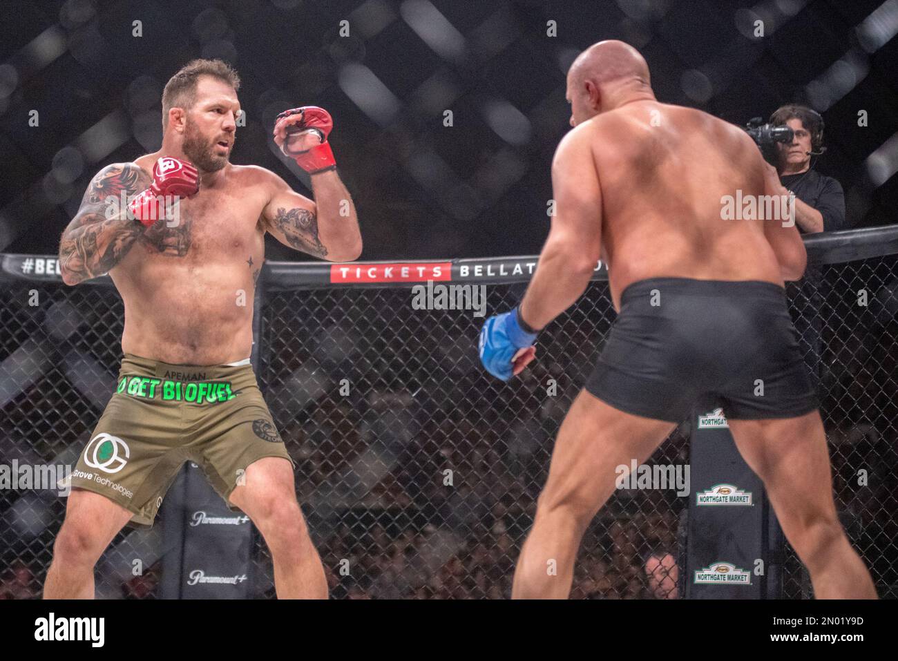 February 4, 2023, Los Angeles, CA, Los Angeles, CA, USA: LOS ANGELES, CA - FEBRUARY 4: (L-R) Ryan Bader battles Fedor Emelianenko in their heavyweight fight during the Bellator 290 event at The Forum on February 4, 2023 in Los Angeles, CA, USA. (Credit Image: © Matt Davies/PX Imagens via ZUMA Press Wire) EDITORIAL USAGE ONLY! Not for Commercial USAGE! Stock Photo