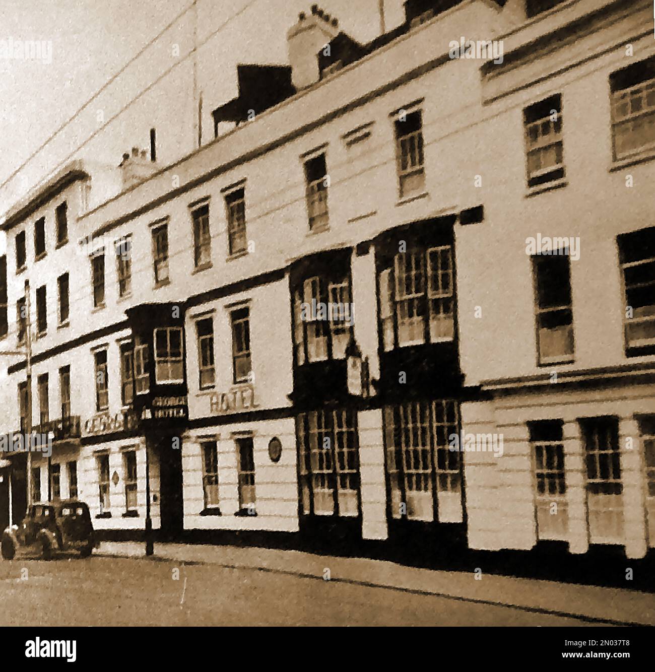 British pubs inns & taverns - A circa 1940 old photograph of the George at Portsmouth as it looked before it was destroyed by bombs in WWII.  When searching the bombed out roof space a 18th century sailors hat and glove were discovered. Stock Photo