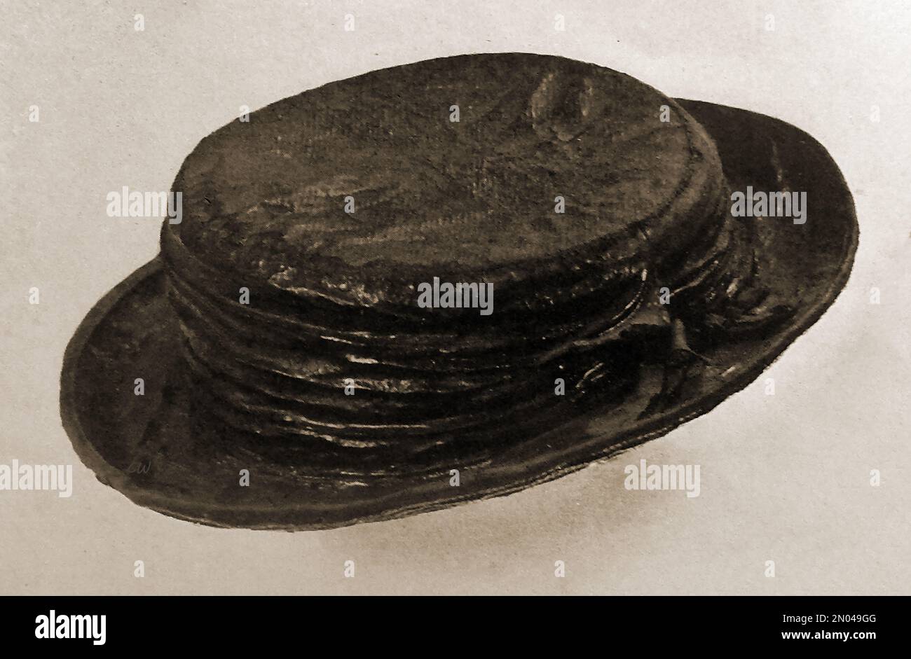 British pubs inns & taverns - A circa 1940 old photograph of an 18th century sailor's hat found in the bombed out roof space of the George at Portsmouth in WWII.jpg - 2N04 Stock Photo