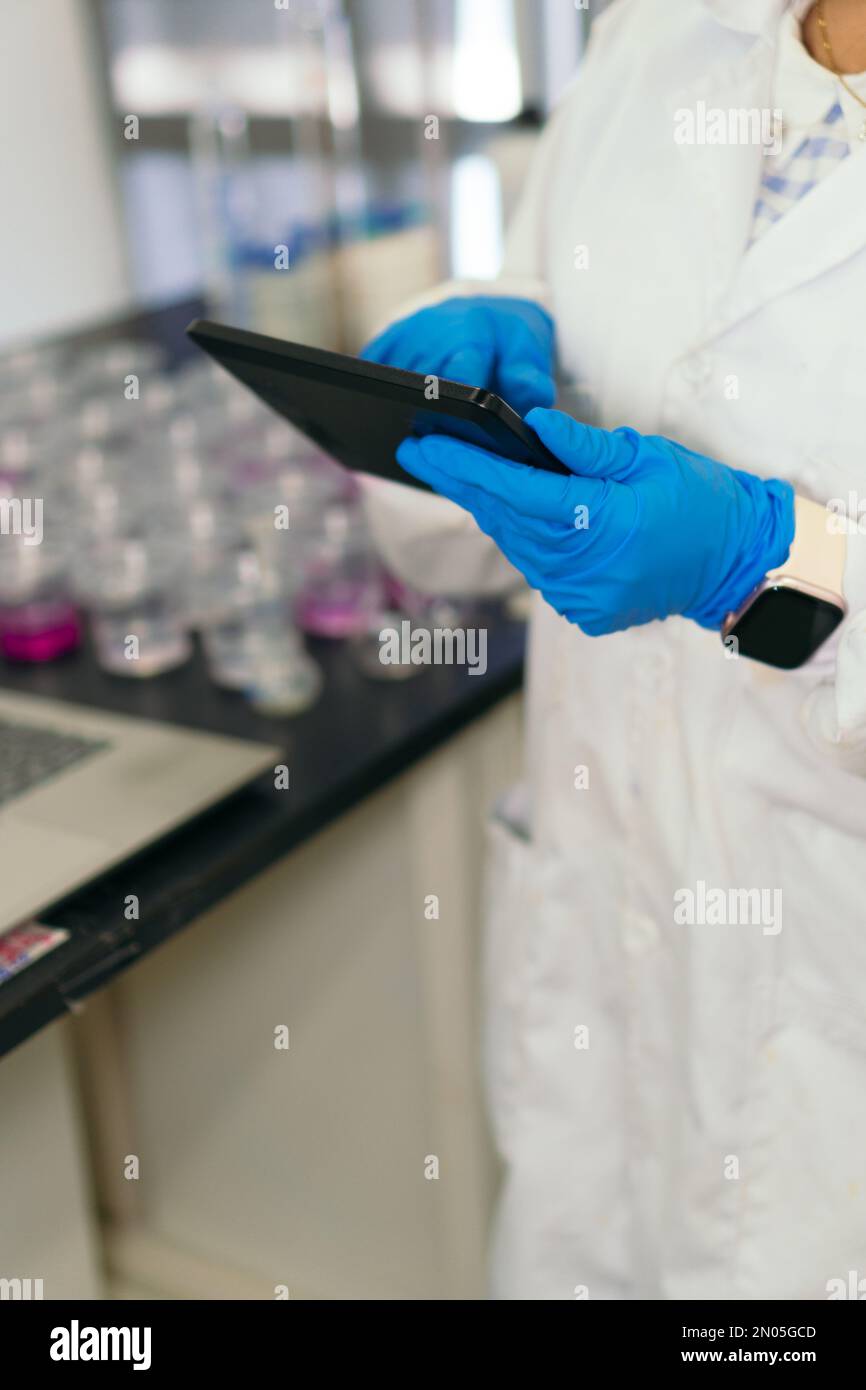 Woman in lab coat hi-res stock photography and images - Alamy