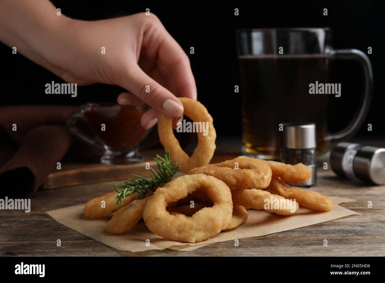 Pile deep fried battered onion rings hi-res stock photography and ...