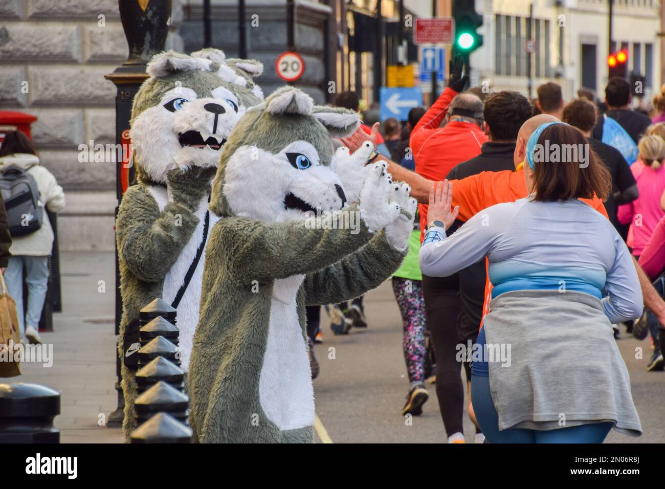 London, UK. 5th February 2023. Participants pass by the Husky High Five point on The Strand during this year's Cancer Research UK Winter Run in central London. Thousands of runners take part in the annual event raising funds for cancer research. Credit: Vuk Valcic/Alamy Live News Stock Photo