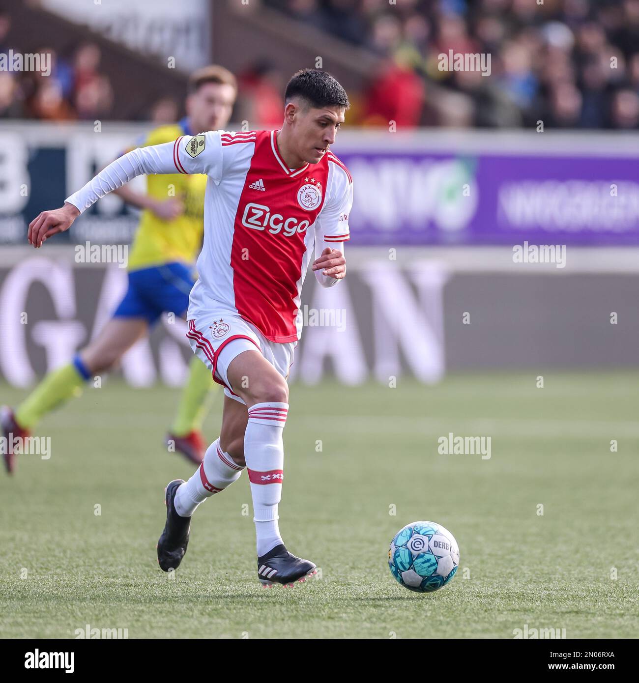 LEEUWARDEN, PAYS-BAS - FÉVRIER 5: Edson Alvarez d'Ajax bataille pour le  ballon avec Silvester van der eau de SC Cambuur et Jurrien Bois d'Ajax  prêter attention pendant le match néerlandais Eredivisiie entre