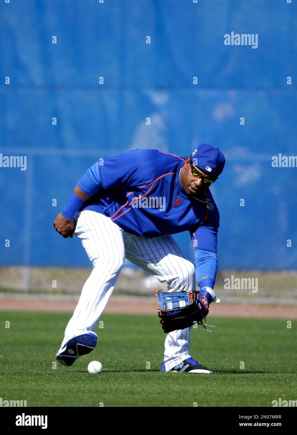 New York Mets' Yoenis Cespedes fields a ball during spring training baseball  practice Friday, Feb. 26, 2016, in Port St. Lucie, Fla. (AP Photo/Jeff  Roberson Stock Photo - Alamy