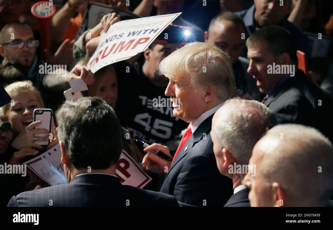 Republican presidential candidate Donald Trump signs autographs after ...